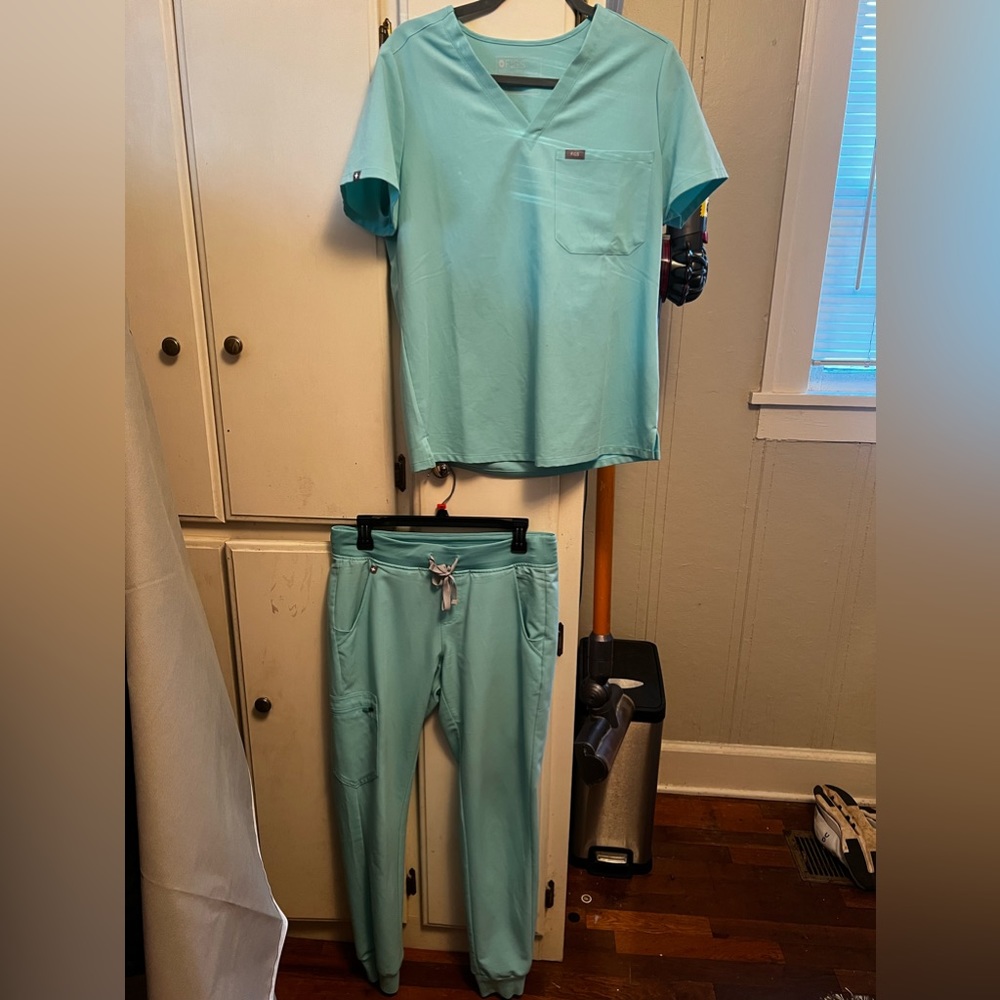 Figs Aqua Technicolor Scrub Set